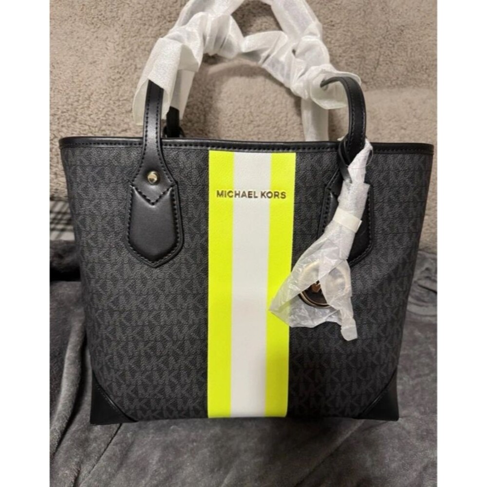 Authentic Michael Kors Handbag With Pocket/wallet Bag